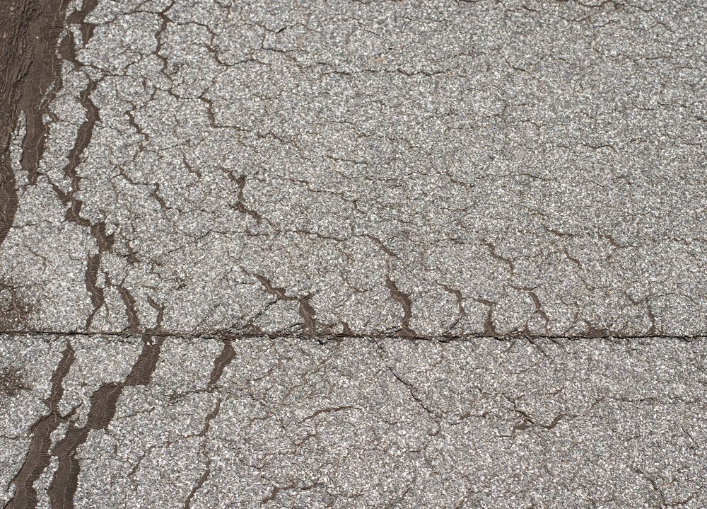 Daklekkage door scheuren in plat dak Maurik Losliggend dakleer op plat dak in Maurik
